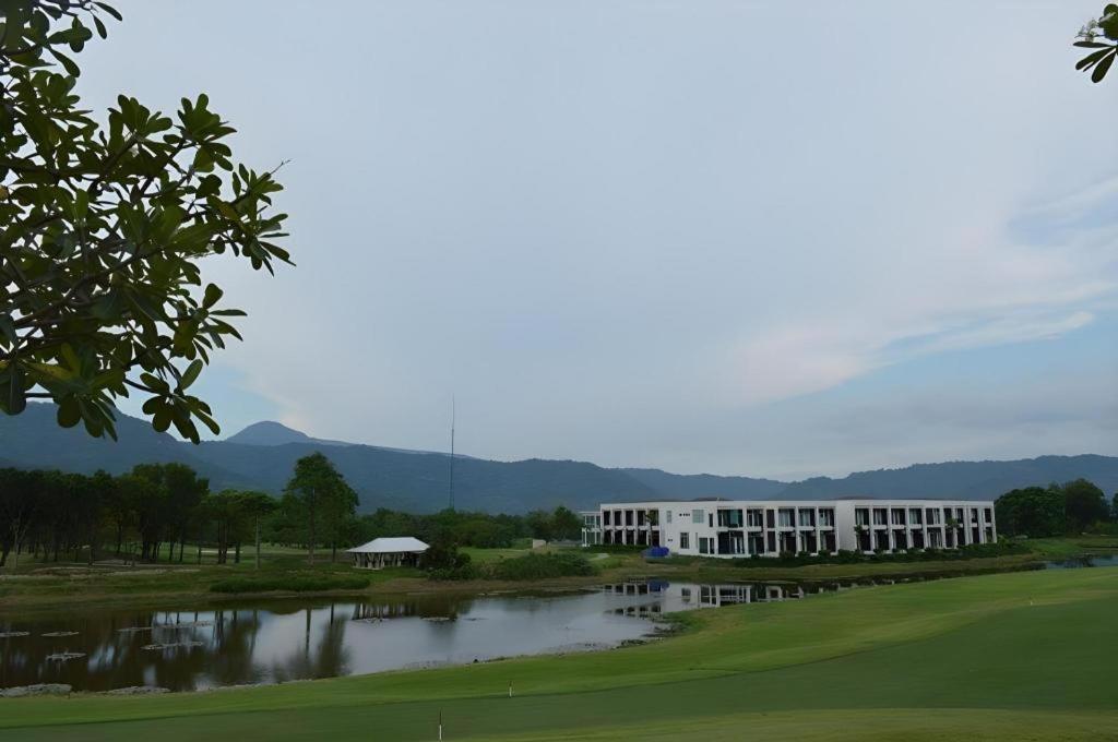 Royal Hills Golf Resort & Spa Nakhon Nayok Esterno foto